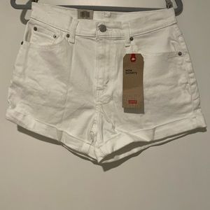 NWT White Levi’s Mom Shorts - Size 27